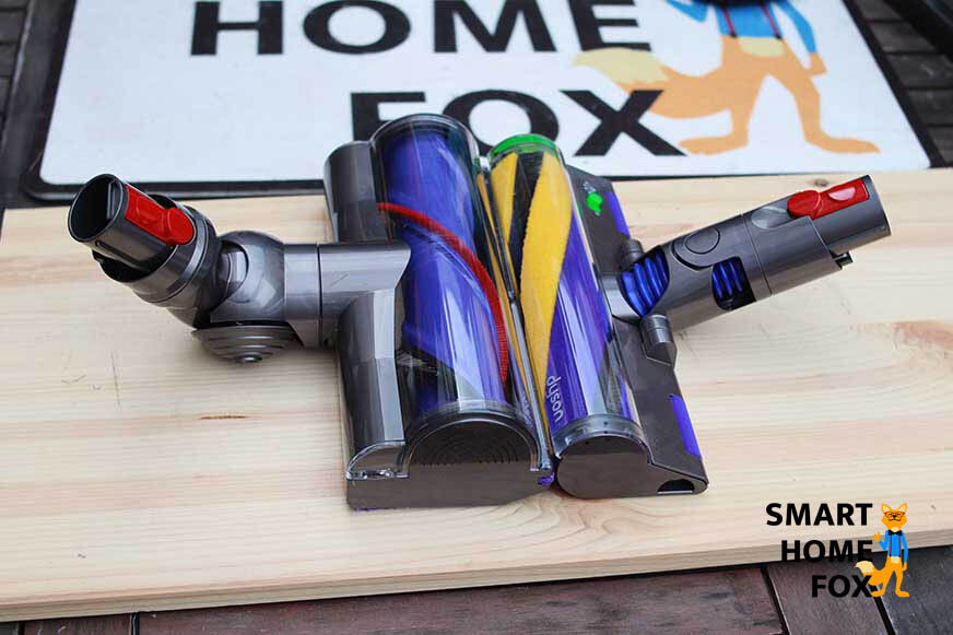 Соединение между щетками и всасывающей трубкой